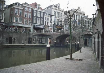 21773 Gezicht op de Bezembrug over de Oudegracht te Utrecht met links de voorgevels van de panden Oudegracht 159-lager.